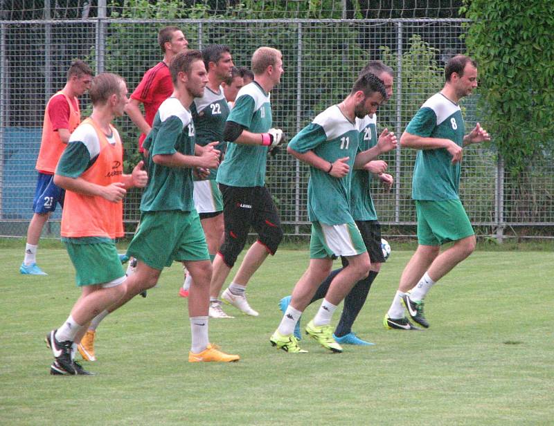 Bzenečtí fotbalisté v úterý zahájili přípravu na premiérovou divizní sezonu. Realizační tým Slovanu rozšířil Libor Snopek, který se stal asistentem trenéra.