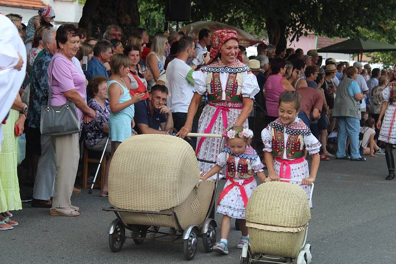 Na Horňácku se po čtyřech letech konal krojovaný průvod