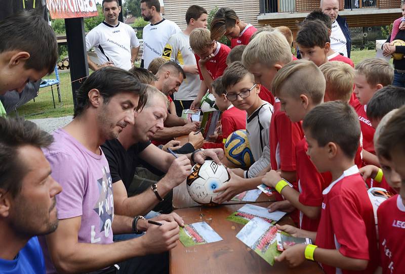 Známí okresní trenéři Vladimír Malár a Richard Hrotek navštívili fotbalový tábor ve Velkých Pavlovicích, který pro hráče od šesti do čtrnácti let uspořádal jejich kamarád a kolega Ivan Dvořák.