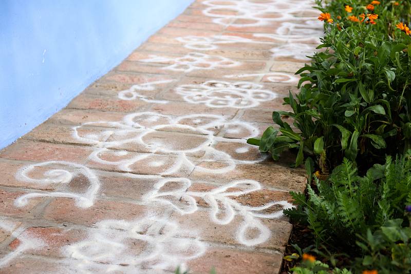 Malování ornamentů se zúčastnili žáci základní školy a laická veřejnost pod vedením zkušených maléreček.