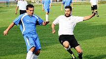 Derby fotbalistů Dolních Bojanovic (v bílém) se Starým Poddvorovem skončilo remízou 1:1. Mladý ratíškovický rozhodčí Adam Kordula navíc v závěru vyloučil dva hráče.