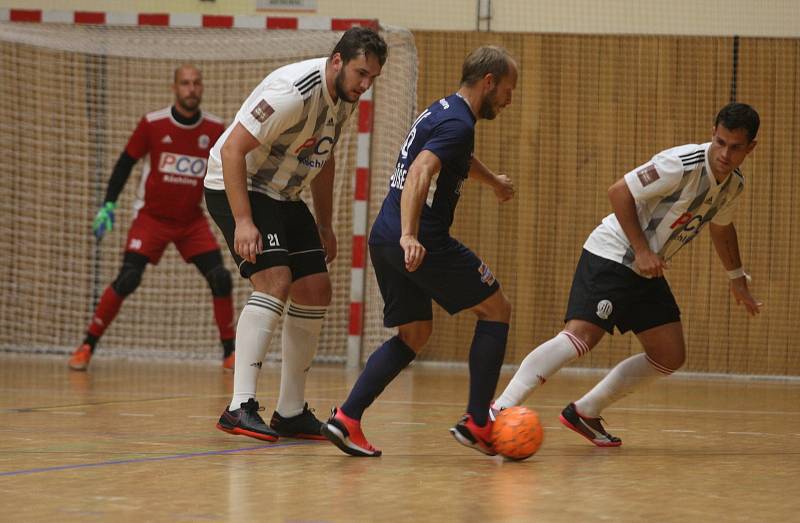 Hodonínští futsalisté (tmavě modré dresy) v osmifinále poháru zdolali prvoligové České Budějovice 8:3 a postoupili mezi nejlepších osm týmů.