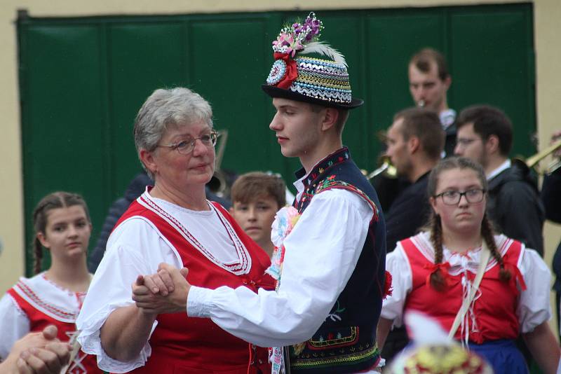 Dražovské hody v sobotu odpoledne. Hudba a tanec v ulicích Dražůvek byly i pozvánkou na večerní hodovou zábavu.