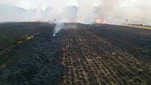 Třímilionovou škodu způsobil v pondělí po páté hodině odpoledne požár pole a balíkovače ve Vracově.