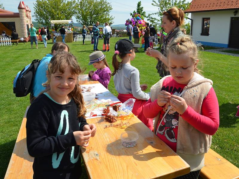 Vůně smažené cibulky, papriky, majoránky a česneku se nesla o druhém květnovém svátku napříč Bukovany.