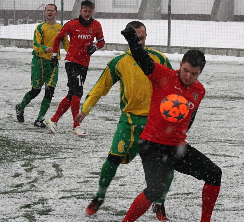 Fotbalisté divizního Hodonína (v červených dresech) ve druhém přípravném utkání porazili sousední Mutěnice 4:0.