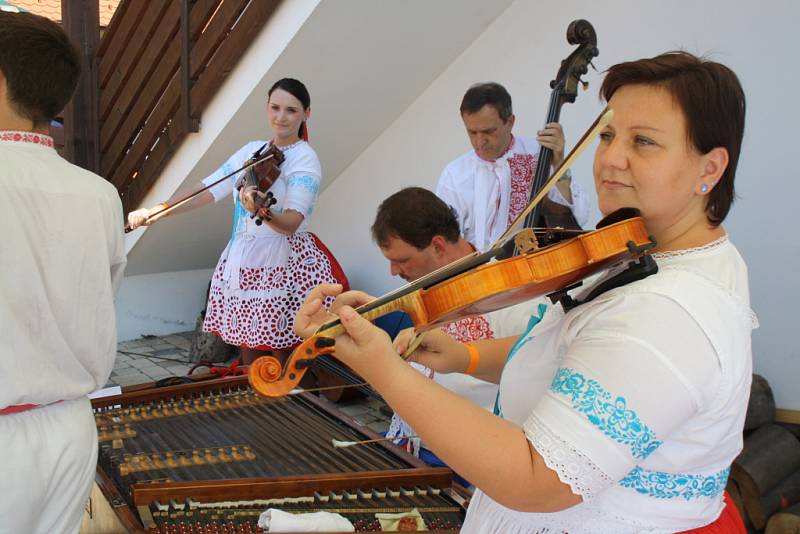 V Bukovanech zvládla cimbálová muzika hrát celou noc.