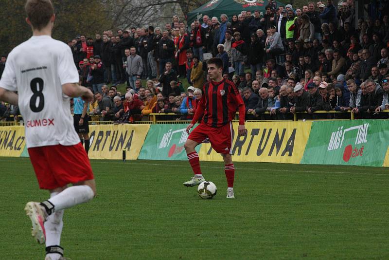 Fotbalisté Hroznové Lhoty (bíločervené dresy) v televizním zápase porazili Vnorovy 5:1. Zápas sledovalo 1500 diváků.