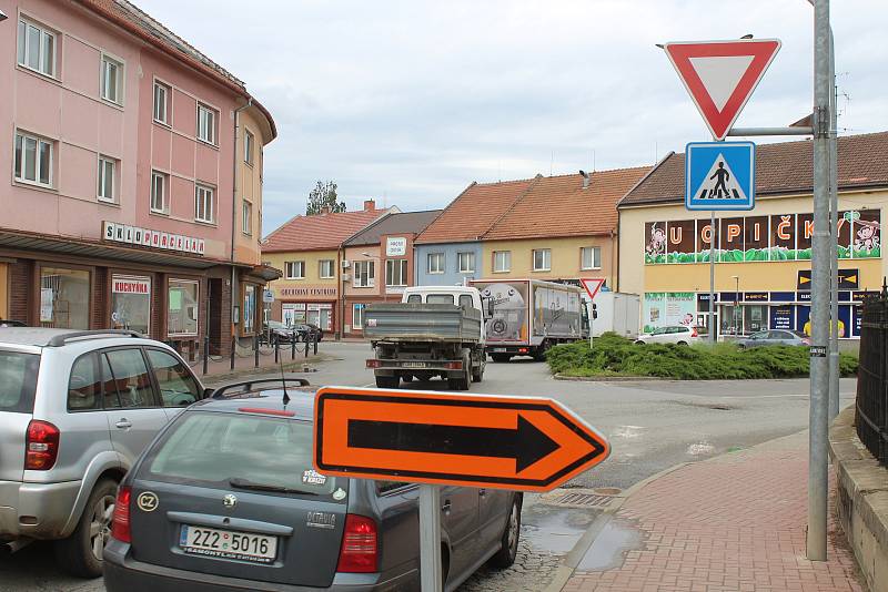 Dvojice křižovatek silnic I/54 a I/55 ve Veselí nad Moravou.