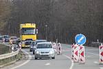 Zahájení dopravních omezení kvůli výstavbě pochodu pod silnicí I/55 u Rohatce.