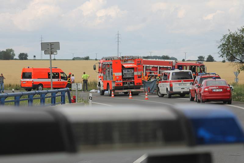 Mezi obcí Vnorovy a Strážnicí se stala tragická dopravní nehoda. Zahynuli při ní čtyři lidé.