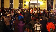 Asi nejvíce zpívajících na Hodonínsku, přibližně tři stovky, přišlo před radnici v Mutěnicích. Kromě malého jarmarku mohli příchozí sledovat slavnostní rozsvícení vánočního stromu.