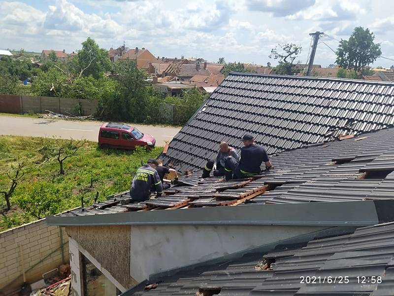 Část obce Hrušky na jižní Moravě tornádo prakticky srovnalo se zemí.