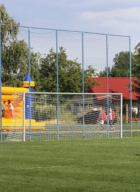 Rekonstrukce hlavního hřiště v Dolních Bojanovicích, která začala po skončení podzimní části minulé sezony a trvala až do letošního srpna, vyšla na 3,8 milionu korun. Trávník byl slavnostně pokřtěn v neděli.