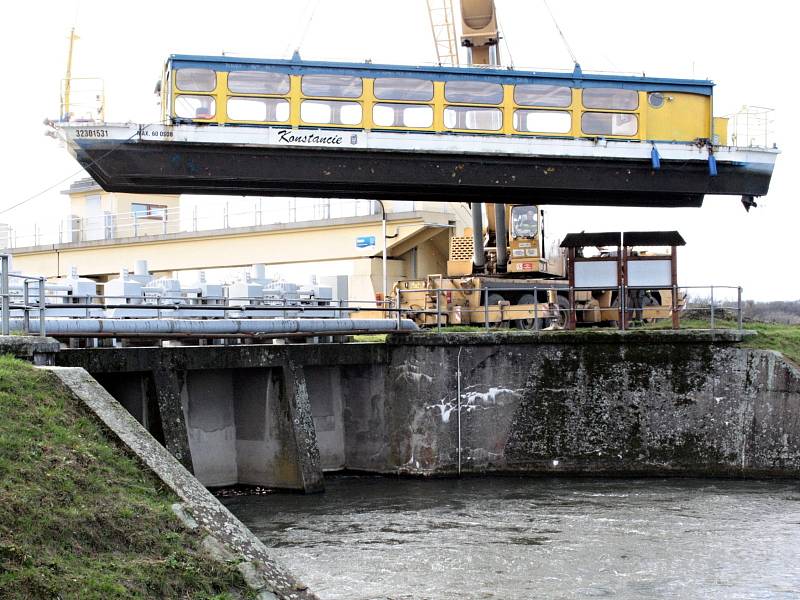 Loď Konstancie s kapacitou šedesáti lidí stěhuje jeřáb každý podzim kvůli tomu, že Stará Morava na rozdíl od hlavního toku nezamrzá, takže plavidlo tady neohrozí kry.