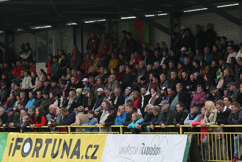 Fotbalisté Hroznové Lhoty (bíločervené dresy) v televizním zápase porazili Vnorovy 5:1. Zápas sledovalo 1500 diváků.