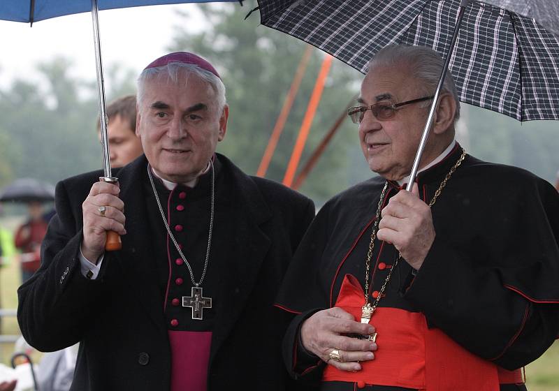 Pravoslavná bohoslužba ve Slovanském hradišti uspořádaná k oslavě 1 150. výročí příchodu věrozvěstů Cyrila a Metoděje na Velkou Moravu.