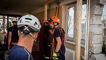Jihomoravští hasiči pomáhali v sobotu se stabilizováním domů v tornádem zasažených Lužicích.