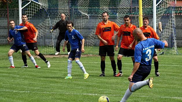 Favorizované Lovčice vyhrály v Žarošicích 1:0. Hostující stoper Radomír Víšek (v modrém) branku z tohoto trestného kopu ale nedal.