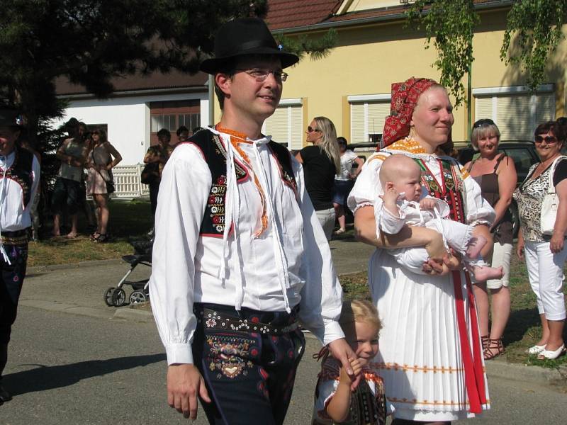 Krojovaný průvod na Horňáckých slavnostech ve Velké nad Veličkou.