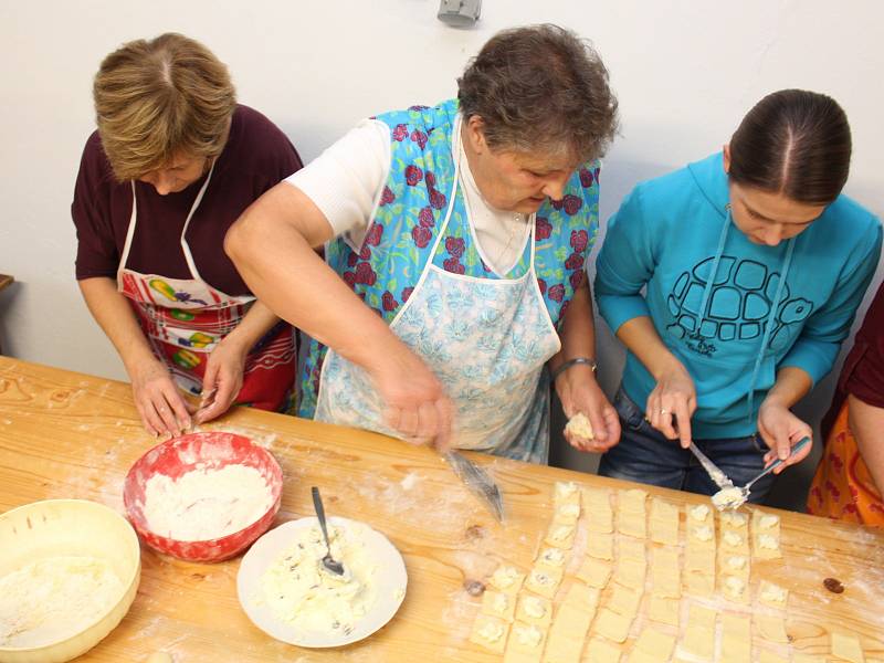 Fotogalerie: V Kněždubu napekli na hody 1300 koláčů - Hodonínský deník