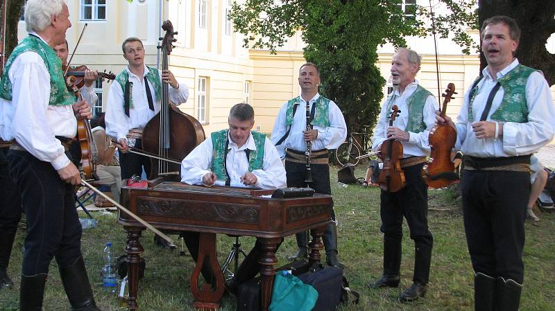 Ve Strážnici se konal jednasedmdesátý ročník Mezinárodního folklorního festivalu. Vystoupily tam soubory z celého světa.