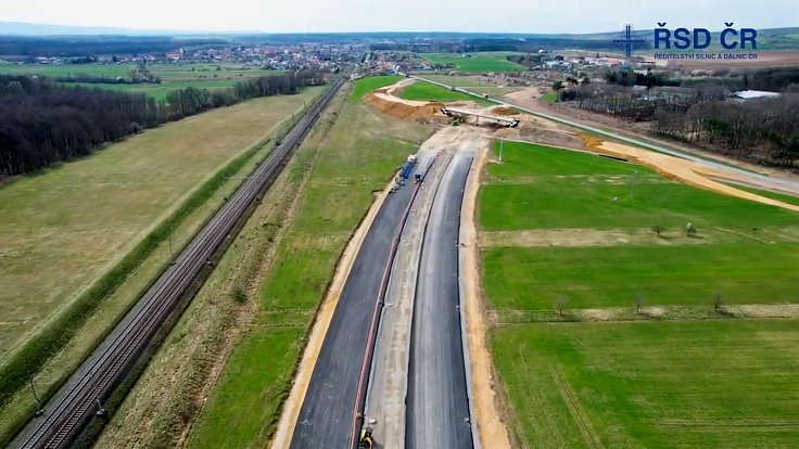 Výstavba dálnice D55 mezi Starým Městem a Moravským Pískem v březnu 2023.