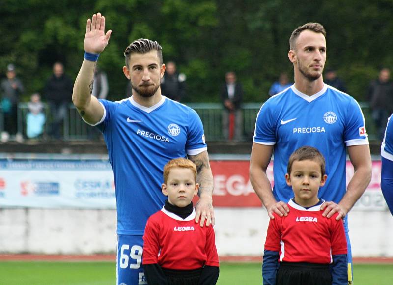 Fotbalisté Hodonína (v červených dresech) ve 3. kole celostátního MOL Cupu prohráli s ligovým Libercem 0:4 po prodloužení. Zápas sledovalo devět stovek diváků.