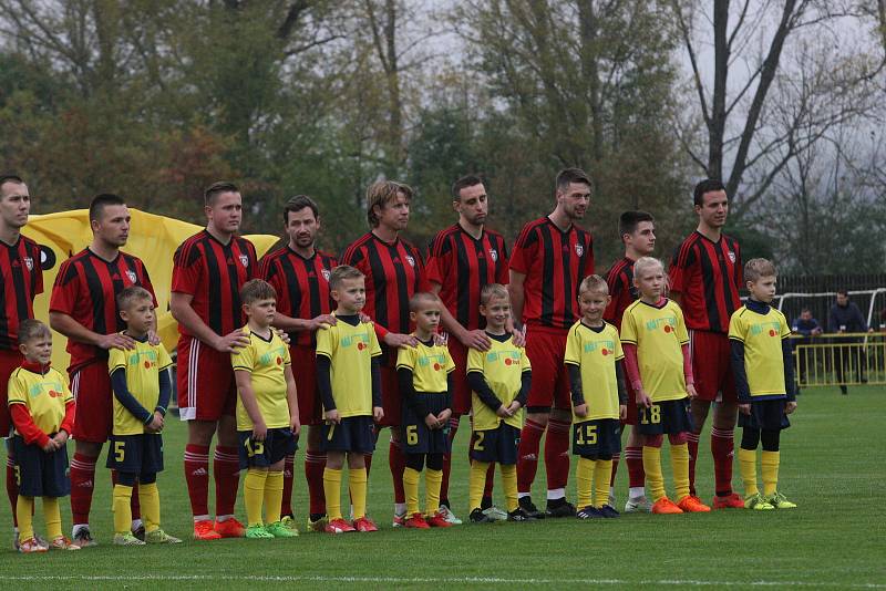 Fotbalisté Hroznové Lhoty (bíločervené dresy) v televizním zápase porazili Vnorovy 5:1. Zápas sledovalo 1500 diváků.