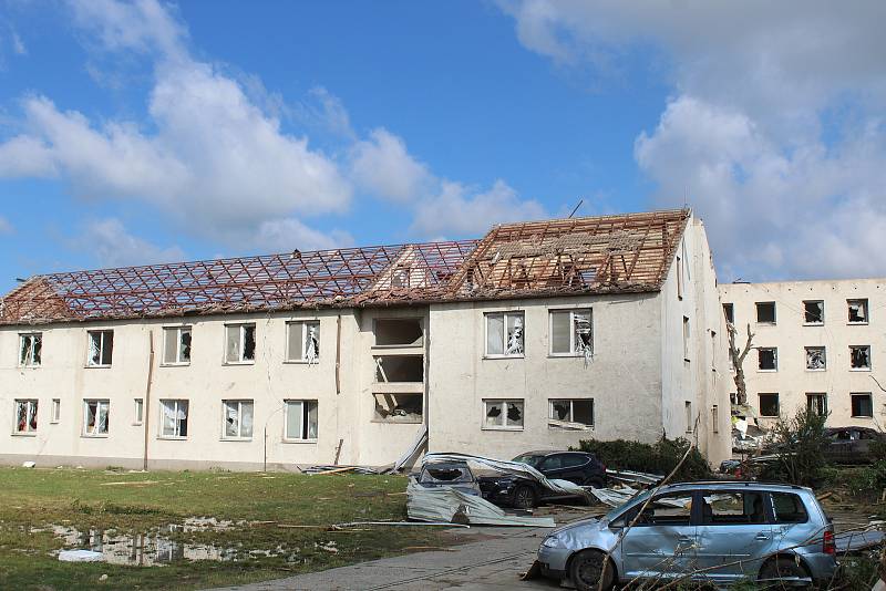 Bývalé zdravotní středisko v Lužicích krátce ráno po tornádu.