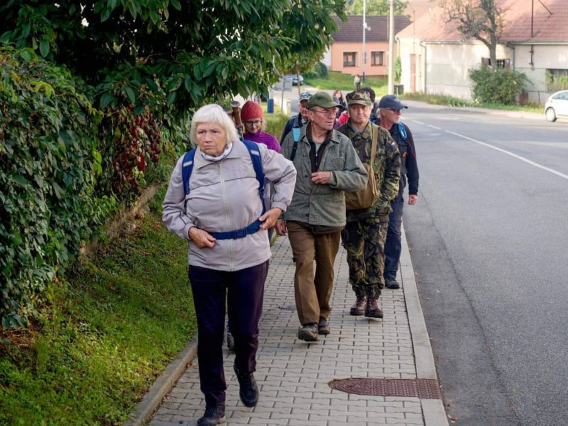 Turisté z Vřesovic vyrazili na výšlap podzimní přírodou.