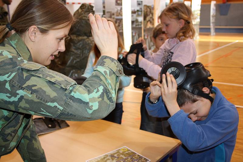 Děti ze Základní školy v Lužicích se dozvídaly, jak se chránit, bránit, jak reagovat při zaslechnutí signálu nebo při havárii.