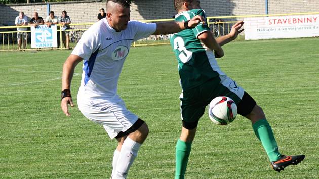 Fotbalisté Ratíškovic (v bílých dresech) doma remizovaly se sousedními Dubňany 1:1. Oba týmy získaly v úvodních dvou kolech první A třídy čtyři body.