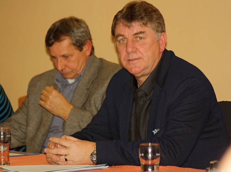 Známý ratíškovický funkcionář Petr Kotásek byl znovu zvolen předsedou Okresního fotbalového svazu Hodonín. Páteční valné hromady se v restauraci Rozmarýnek zúčastnilo 56 delegátů.