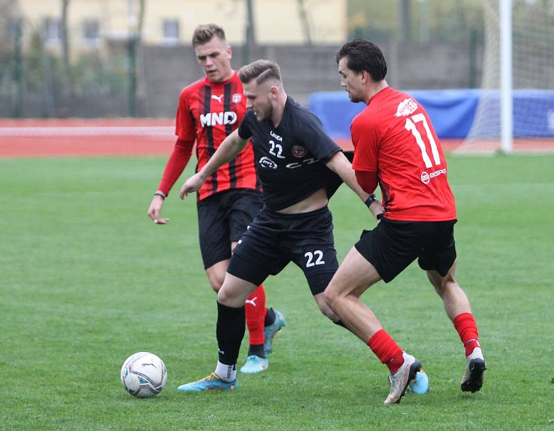 Hodonínští fotbalisté (v červeném) porazili Uherský Brod 3:0.