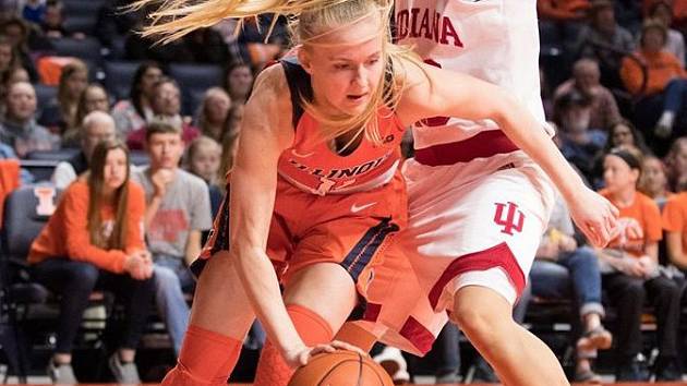 Basketbalistka Petra Holešinská opustila Brno i českou nejvyšší ženskou soutěž a vydala se do zámoří. Kyjovská odchovankyně v Americe nejen studuje, ale hlavně hraje za univerzitní tým Fighting Illini na škole University of Illinois at Urbana-Champaign.