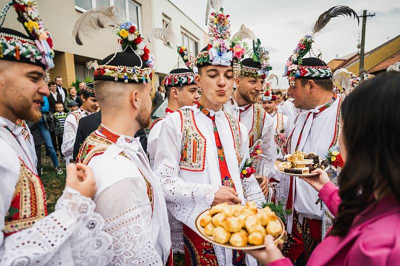 Při hodech v Dolních Bojanovicích měli chlapci i děvčata z místní chasy na starosti zábavu.