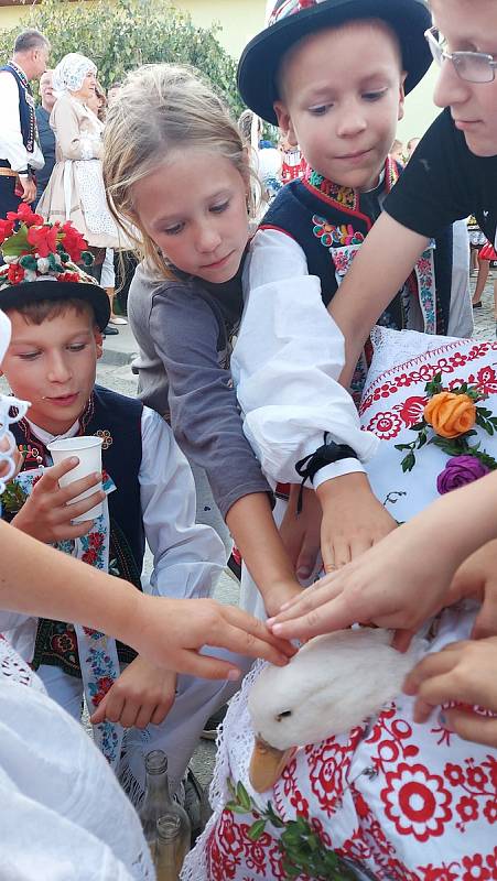 Krojovaná chasa na Svatováclavských hodech v Kostelci.