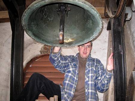 Fotogalerie: Jan Srovnal s archlebovským zvonem, který také ulil Filip  Konvář z Vyškova. - Hodonínský deník