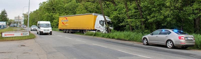 Ranní dopravní nehoda ve Velkomoravské ulici v Hodoníně. Kamion narazil do stromu.