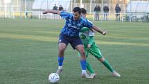 Fotbalisté Bzence (v bílozeleném) porazili Všechovice 5:2.