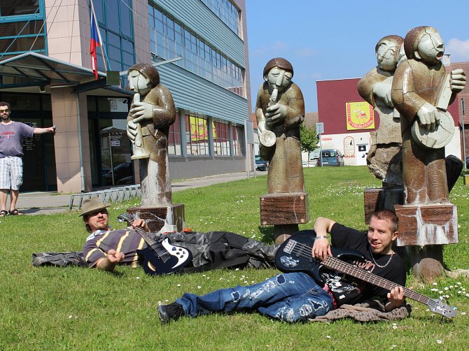 Živé sochy VII, performance Daniely Andršové. Součást hodonínského multižánrového festivalu Soulfly.