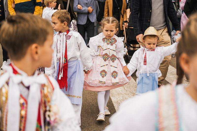 Při hodech v Dolních Bojanovicích měli chlapci i děvčata z místní chasy na starosti zábavu.