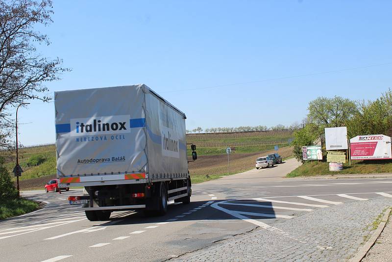 Řidiči se na křižovatce mezi obcemi Hovorany a Čejč dočkají přestavby na okružní.