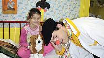 Klauni poprvé léčili děti v hodonínské nemocnici smíchem.