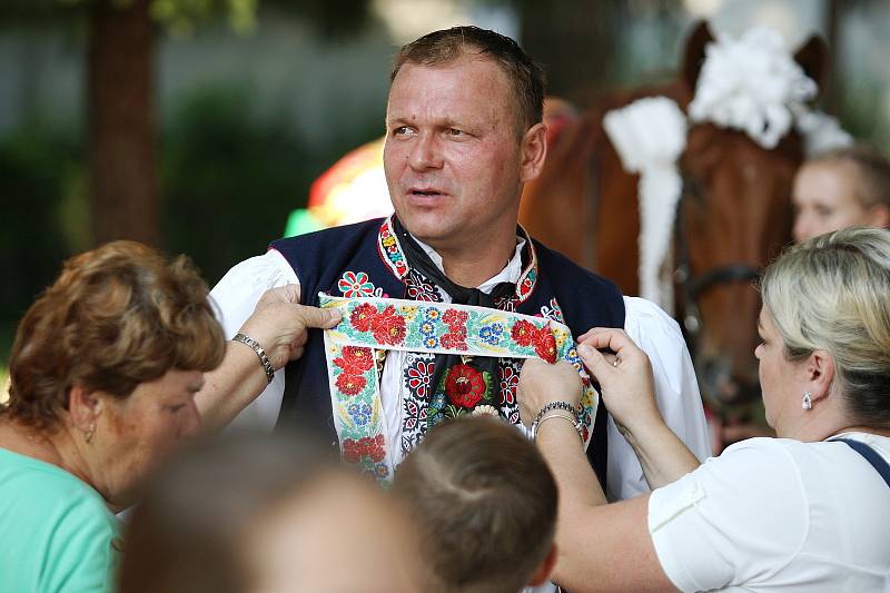 Kyjovští slavili jubilejní Slovácký rok. Stovku vítali hudbou, vínem a koňskou jízdou sedmičlenného skoronského banderia.