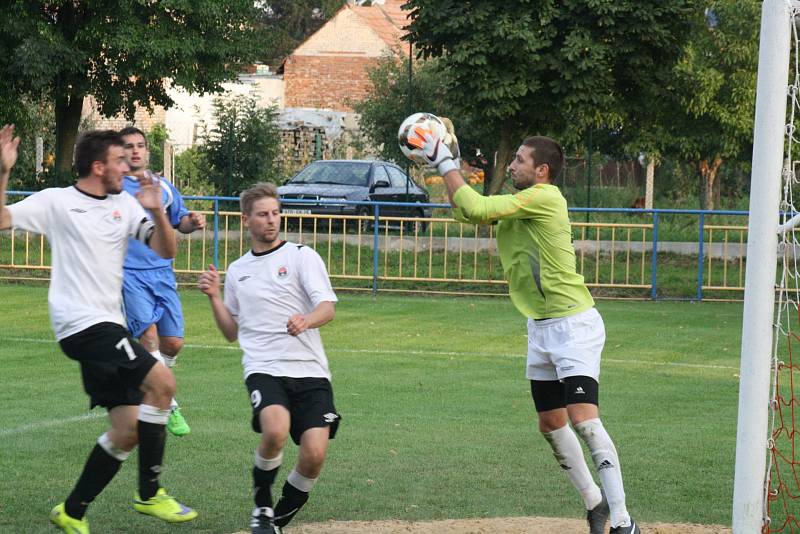 Derby fotbalistů Dolních Bojanovic (v bílém) se Starým Poddvorovem skončilo remízou 1:1. Mladý ratíškovický rozhodčí Adam Kordula navíc v závěru vyloučil dva hráče.