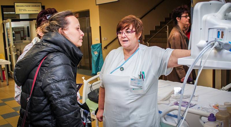 Den otevřených dveří v Nemocnici Kyjov. Lidé navštívili vybraná oddělení a některé činnosti si přímo vyzkoušeli.