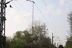 Muž vylezl na nosnou konstrukci železničního mostu u Hodonína přes řeku Moravu a dostal zásah elektřinou. Záchranáři jej letecky přepravili do nemocnice.