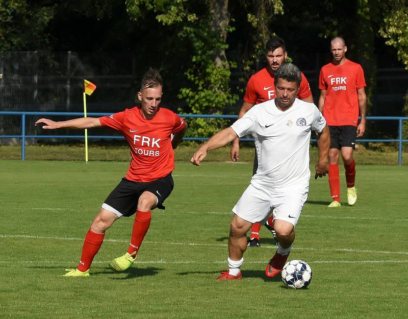 Fotbalisté Strážnic (v červeném) oslavili 100. výročí zápasem proti legendám Slovácka.